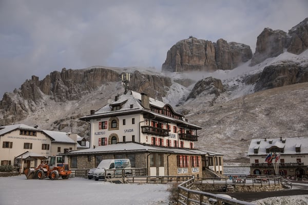 Der Sas Pordoi mit unserem leicht überzuckerten Gasthaus