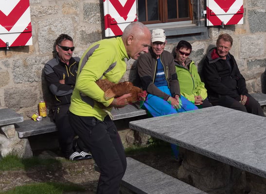 der mit der Henne tanzt!!!