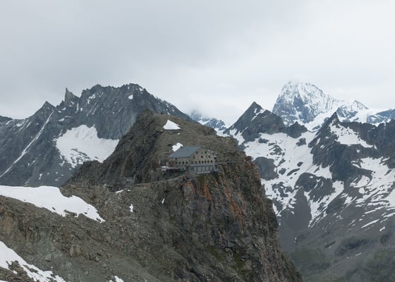 Erst weiter unten lichtet sich das unangenehme Grau und gibt den Blick auf die Aig. de la Tsa, die Cab. des Vignettes und die Dent Blanche frei