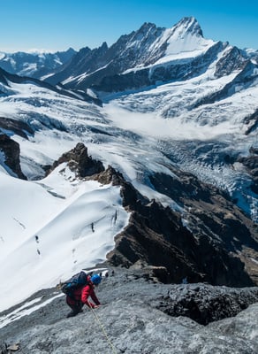 Im Abstieg sind wir bis zum Sattel die letzte Seilschaft und müssen uns entsprechend vorsichtig bewegen