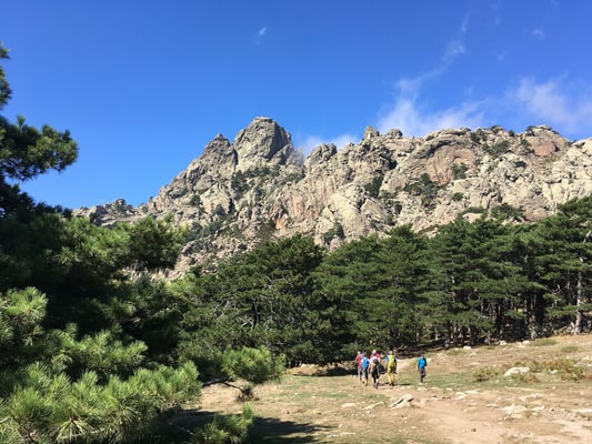 Bavellapass, wir steuern für die ersten Moves einen Klettergarten an, darüber erhebt sich der Arête de Zonza an der Punta di l`Acellu