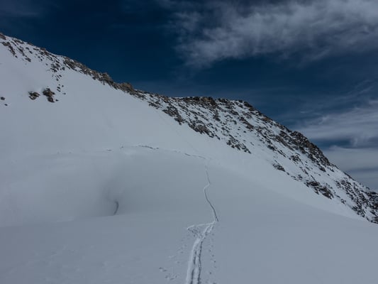 Steiler Schlusshang zum Palü, Daniela hat schon vorgespurt, wir entscheiden uns im oberen Teil für die rechte Variante