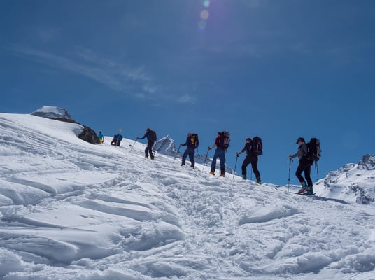 Steil ragt die Becca di Monciair in den stahlblauen Himmel