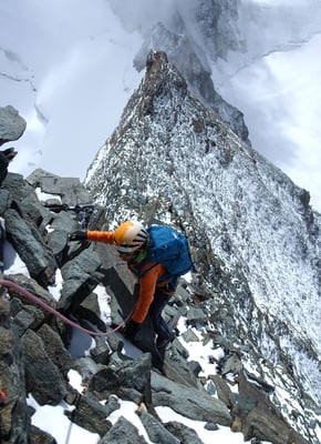 Weniger ausgesetzt als es ausschaut, die Kletterei ist griffig und obwohl der Fels vielfach nur aufeinander geschachtelt ist, sind die losen Brocken von zahlreichen Begehungen bereits in die Tiefe befördert worden