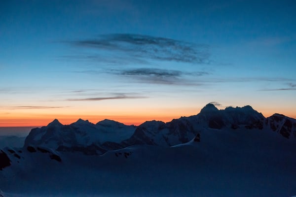 Morgenstimmung vor der Mönchsjochhütte, die Wetterhorngruppe und das Schreckhorn-Lauteraarhorn 