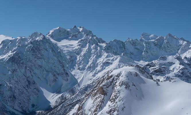 Blick vom Gipfel auf den westlichsten Viertausender der Alpen, die Barre des Ecrins. Links der nicht weniger imposante Montagne des Agneaux