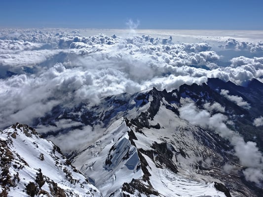 Tiefblick zum Signalgrat, im Windschatten der Margherita Hütte herrschen angenehme Temperaturen
