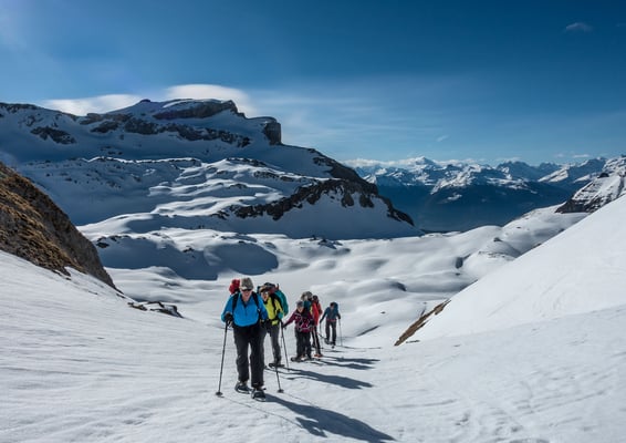 Nach kurzem Steilhang öffnet sich das Tälchen zur offenen Flanke unter dem Schnidehore