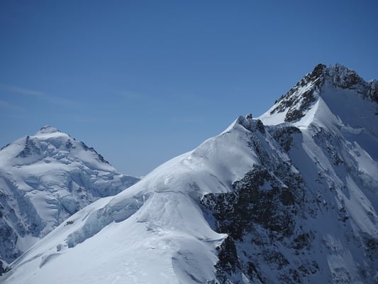 Imposanter Ausblick vom Louwihorn zum Gletscherhorn und Aletschhorn