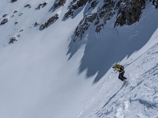 Der Hang ist gewählt, die erste Steilstufe hinter uns. Leider hat es hier nicht soviel Powder wie am Grevasalvas, ganz ohne ruppige alte Spuren kommen wir hier nicht runter