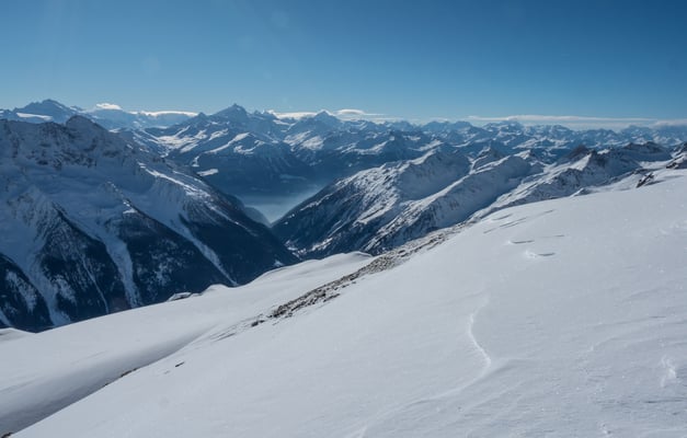 Blick in die Walliser Alpen, dominant das Weisshorn über dem dunstigen Rhonetal