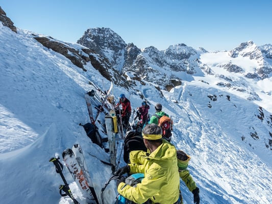 Obwohl wir den ambitionierten Skitourenläufern den Vortritt liessen, herrscht am Skidepot der Dreiländerspitze immer noch ein kleines Gedränge. Vor lauter Achtsamkeit auf sein eigenes Material geht der fantastische Blick auf den Buin fast vergessen