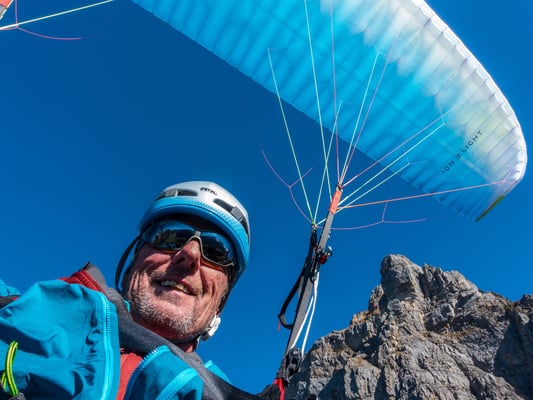 In ruhiger Luft ist der Flug ein Traum. Ein paar thermische Ablösungen bieten Aufwinde für eine kurze Flugverlängerung