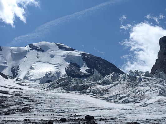 Die Blüemlisalp mit dem zerklüfteten Blüemlisalpgletscher