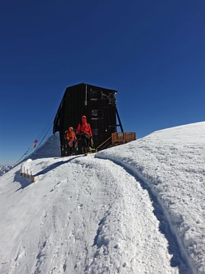 Der Pizza erging es wie den Wolken, 45 Minuten haben das ganze weggezaubert und eingepackt in alle Schichten starten wir zu unserem Höhepunkt, der Zumsteinspitze