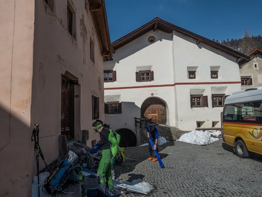 Der Postbus bringt uns zu den malerischen Häusern von Guarda. Nach einer Stärkung mit Kaffee und Kuchen fellen wir für den Aufstieg zur Tuoi Hütte an