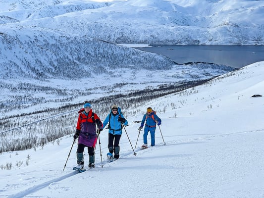 Aufstieg zum Skolpan, der typische Graupelpowder ist gut zu erkennen