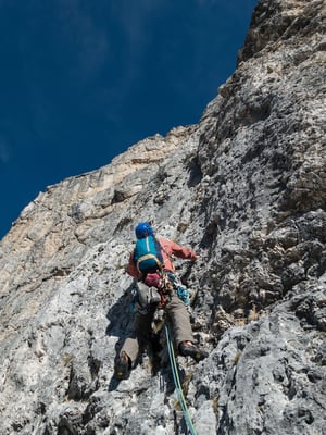 Grauer, strukturierter Fels am Lagazuoi, heute ist Bruno mit dem Vorstieg an der Reihe...
