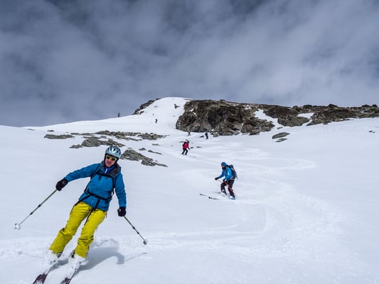 Südseitig fahren wir ohne wegweisende Spuren zwischen den Felsen ab