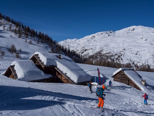 Die beiden haben den Gipfel links liegen gelassen, wir treffen sie oberhalb des Chalets de Buffère an einem windgeschützten Platz