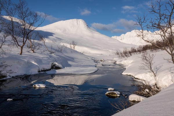 Bald gerät unser Gipfel in Sicht und spiegelt sich gleich noch im stehenden Wasser eines abfliessenden Baches