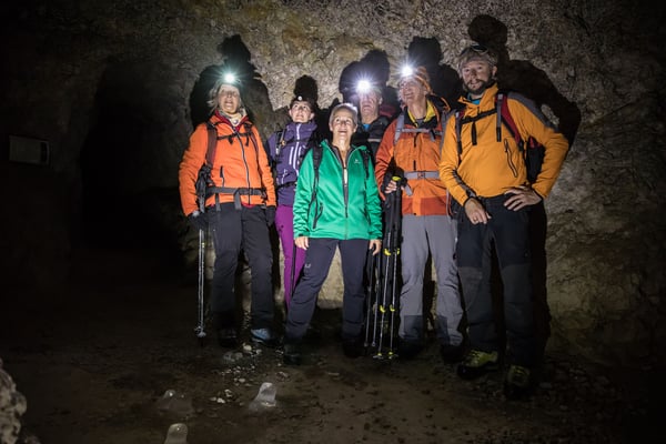 In den Stollen des ersten Weltkrieges steigen wir im Berginnern mit einem leicht mulmigen Gefühl ab