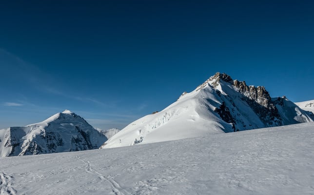 Zwei Varianten bieten sich für den Aufstieg zum Gletscherhorn an. Entweder direkt über den Gratrücken oder weiter links unter dem Serac durch