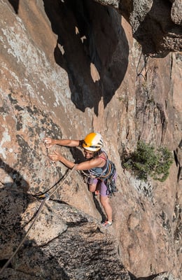 ...während Franziska im Pesciu biancu kaum an die weit in der Luft baumelnden Sicherungen herankommt