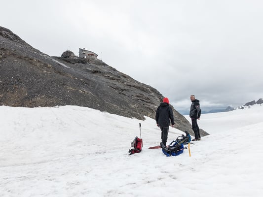 Ganz trocken kommen wir nicht mehr in der Planurahütte an. Mit der effizienten Heizung sind unsere Klamotten aber schnell wieder trocken 