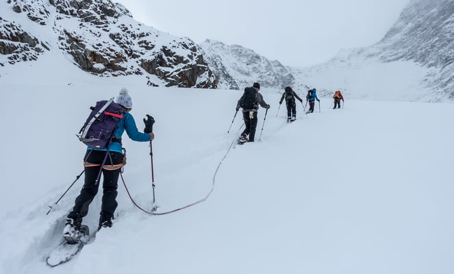 Ab 3000 Meter nimmt die Neuschneemenge deutlich zu und ich sage nicht nein, als Marco mir eine Ablösung beim Spuren anbietet