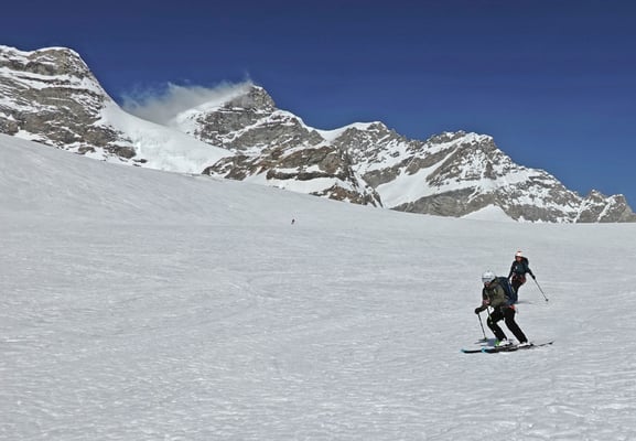 Es rattert und knattert, als wir vpm Jungfraujoch über den pickelharten Jungfraufirn abfahren