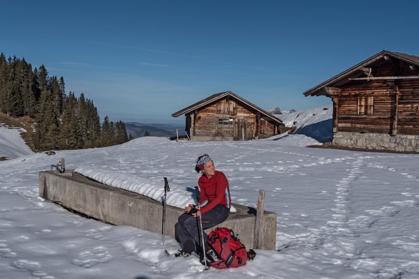  Nach einer guten Stunde Aufstieg im Schatten geniessen wir die Wärme und einen Pausenplatz an der Sonne