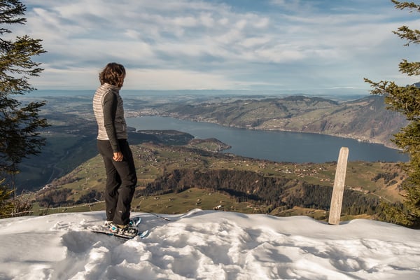 Jäh stürzt das Gelände beim Gipfel ab und bildet einen markanten Kontrast zu den grünbraun gefärbten Wiesen rund um den Thunersee. Ein Wetterwechsel steht an, morgen soll es Schnee geben...