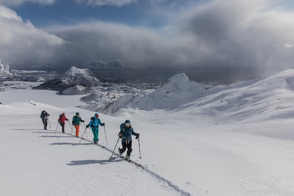Anina, Conny, Danielle, Franziska und Bruno vor einem prächtigen Hintergrund mit Blick auf Svolvaer (links) und Kabelvag am rechten Bildrand
