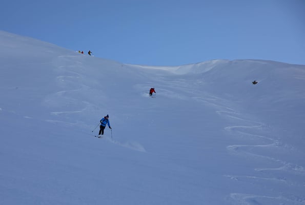 Mit der angebrachten Vorsicht stechen wir in den triebschnee geladenen Steilhang
