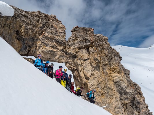 Weil die Schneelage im Westen besser ausschaut, entdecken wir auf unserer Route das markannte Felsentor  unterhalb der Fuorcla digl Leget