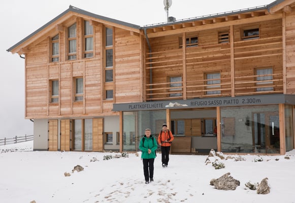 In der Plattkofelhütte haben wir Glück und geniessen Kaffee und Strudel. Umso garstiger heisst uns das Winterwetter nach der Pause an der Wärme willkommen
