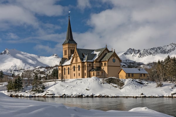 Kirche von Kabelvag, links der Varden, unser drittes Tourenziel