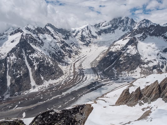 Tiefblick vom Gipfel zum Studerhorn, links das Oberaarhorn und das Schiuchzerhorn. In diese einsame und wilde Ggend führt das legendäre Aaretrekking, alle zwei Jahre in diesem Theater