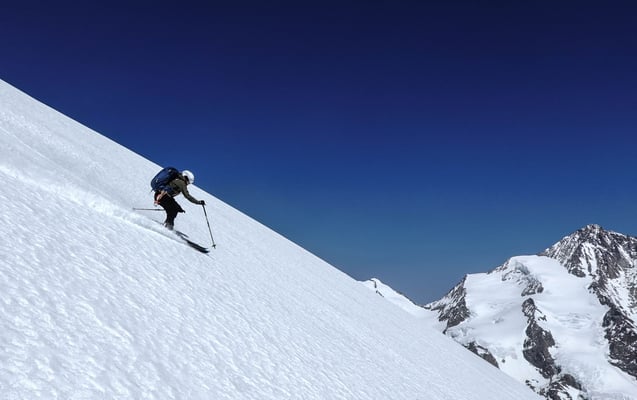 Ursina vor ihrem Traumberg, dem Finsteraarhorn