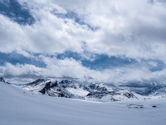 Hier geniessen wir erst mal den Ausblick auf die beiden Emmat, den Piz Materdell , Motta Radonda, Grevasalvas und Roccabella. Dann gehts mit Fellen nochmals hoc zum Piz Bardella, wo wir unterhalb vom Gipfel einen herrlichen Hang verzieren