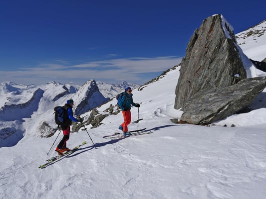 Mächtiger Felsblock kurz unter dem Skidepot