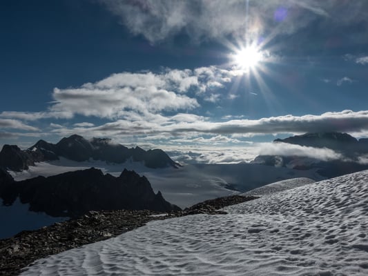 Letzte Rast unterhalb vom Schärhorn. Links der Clariden, rechts der Tödi