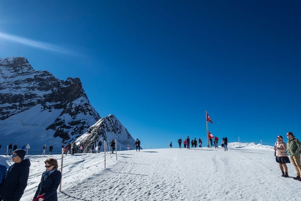 Heute möchte ich vom Joch herunterfliegen, was bei den angesagten 15 Kmh perfekt passen sollte. Leider kommt der Wind aus der falschen Richtung, an ein Abheben bei diesen Verhältnissen ist nicht zu denken