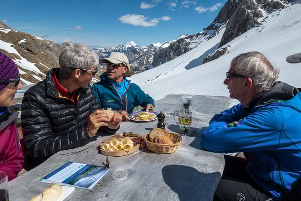2 Stunden später bei Speis und Trank