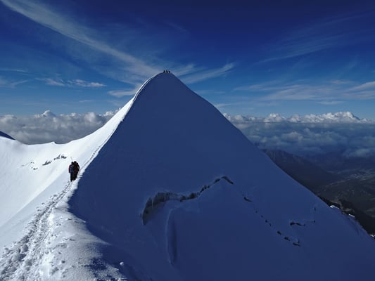 Eine der klassischen Stellen dieser Monte Rosa Runde, der schmale Firngrat zum Castor