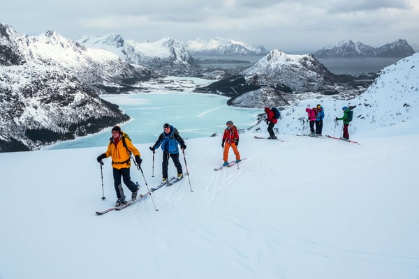 ganz, aber fast Alle unserer Gruppe beim Aufstieg zum Varden. Eindrücklich ist die grünliche Färbung des Stor-Sees 