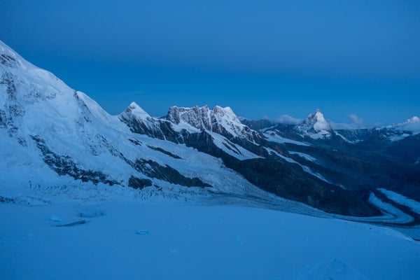 05.38, ein neuer Tag erleuchtet die umliegenden Gipfel in einem zarten Blau. 