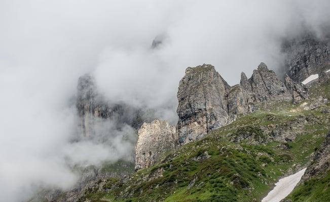 Die Glogghiiser heben sich durch die Wolken stark von den imposanten Wendenstöcken ab. Diese bleiben im Nebel an diesem Tag mehrheitlich verborgenen