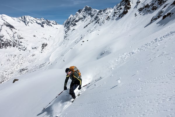 In Scharen kommen sie per Helikopter, vom Joch und vom Mittaghorn ins Lötschental gefahren, da sind wir auf der wilden Nordseite vom Tal am richtigen Ort. Mittaghorn, Anungrat, Lötschenlücke, Sattelhorn, Schinhorn und Beichpass